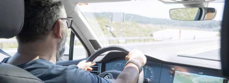 Lee más sobre el artículo Curiosidades: ¿por qué la marcha atrás hace ruido?  Portada